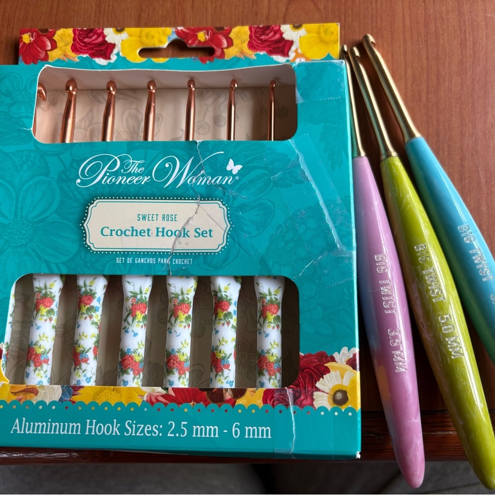 The Pioneer Woman Floral Crochet Hook Set - Multicolor